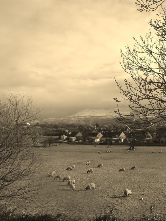 Fifty One And A Half Boutique B&B Clitheroe Esterno foto
